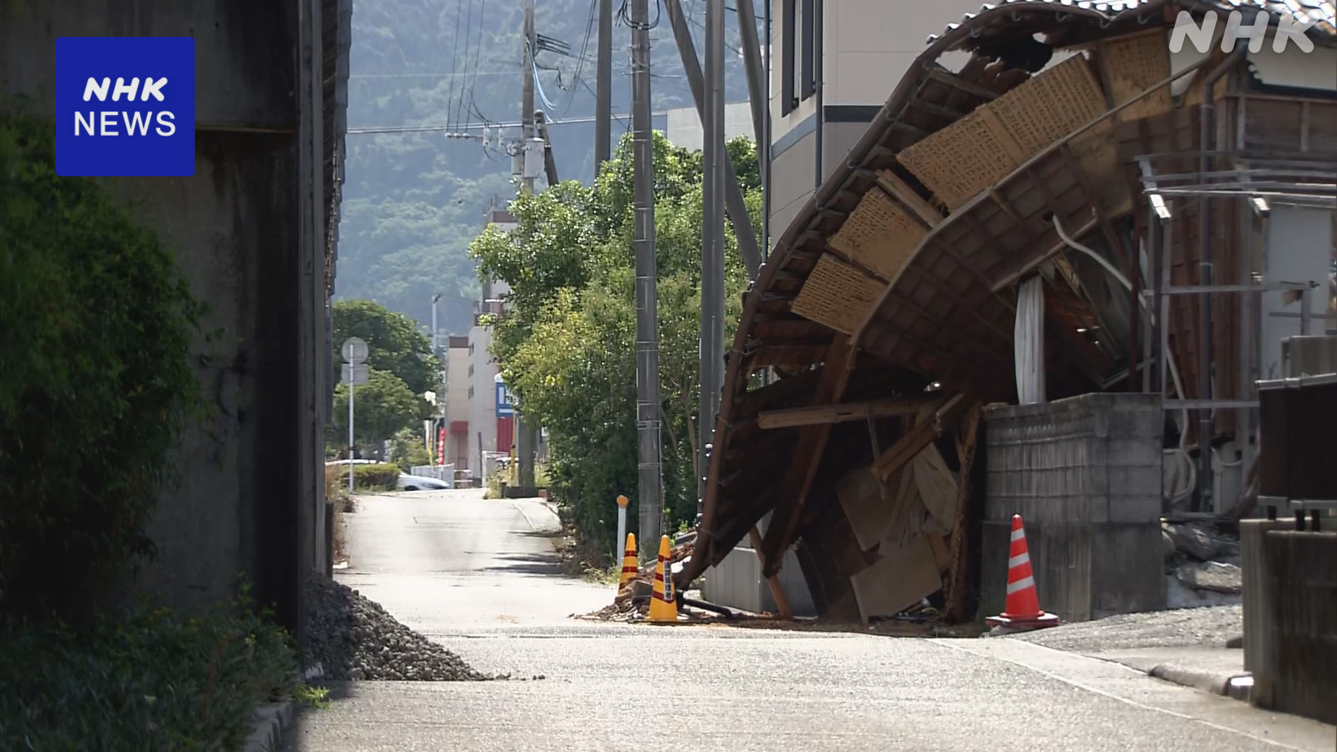 熊本の地震から3週間壊れた家や車の中で生活する人も多い