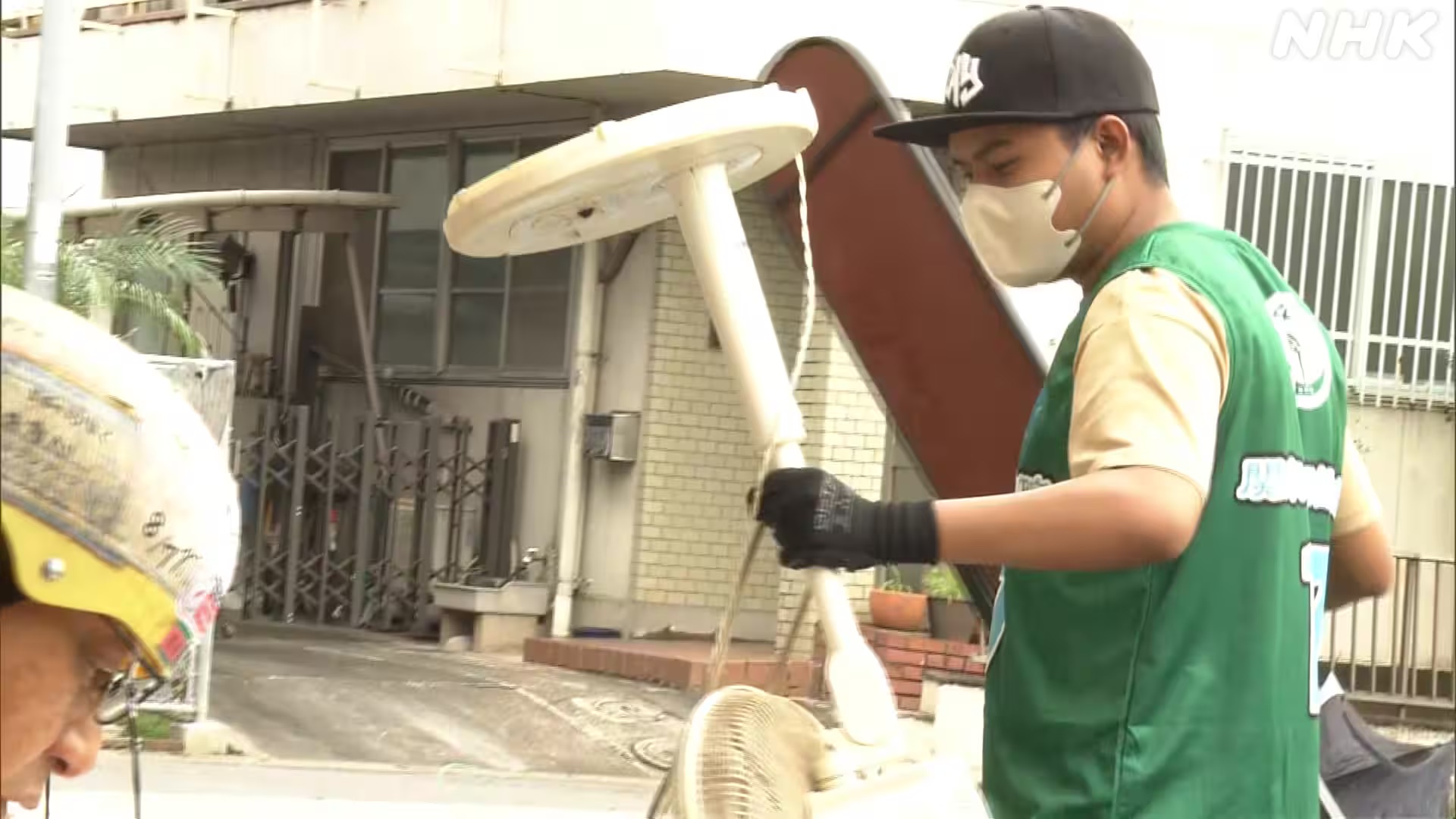 千葉の大雨から1か月ネパールの留学生が片づけに参加した