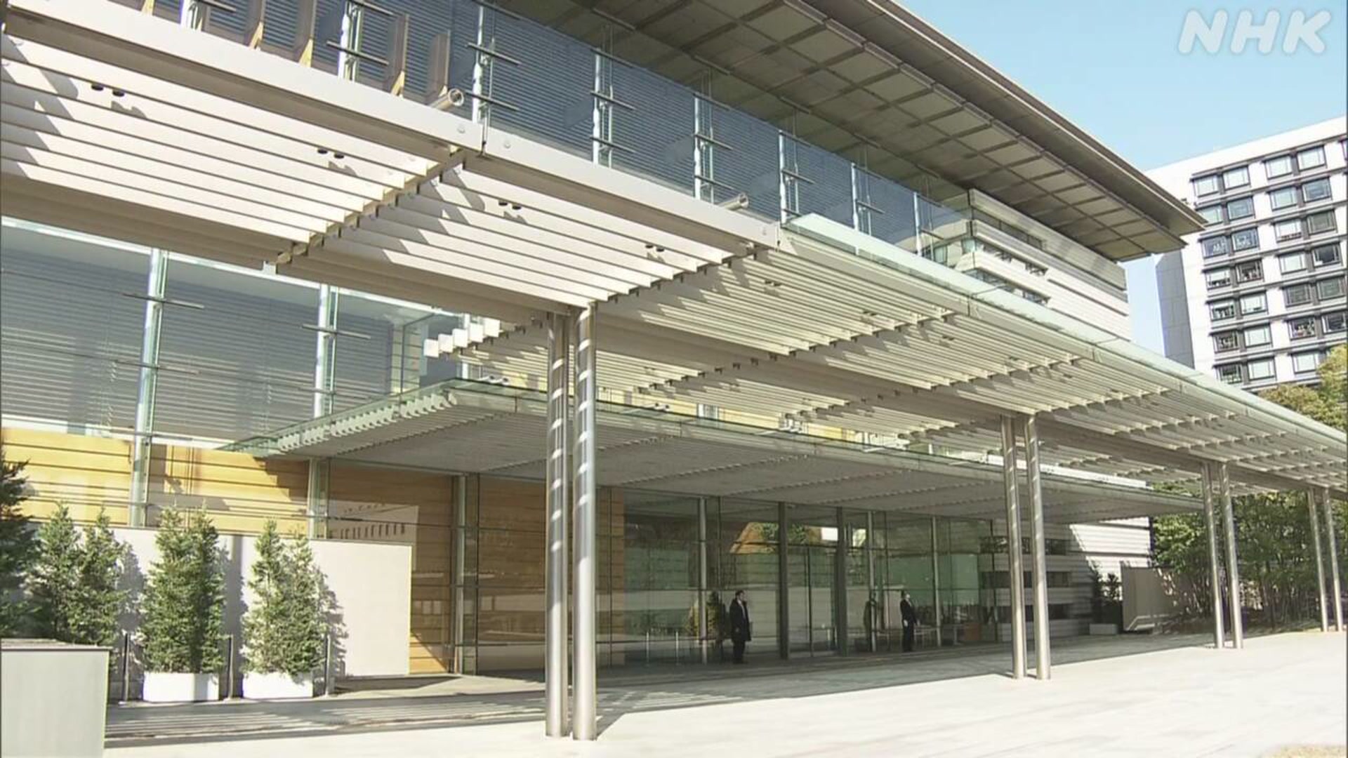 政府「来年4月から2年の間食料品の消費税を1%にする」