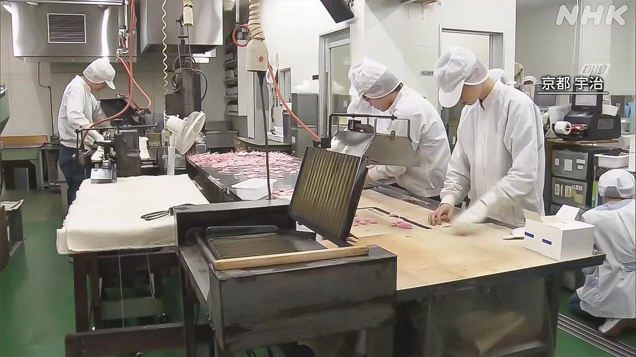 来年はうまの年馬の形のあめをつくる