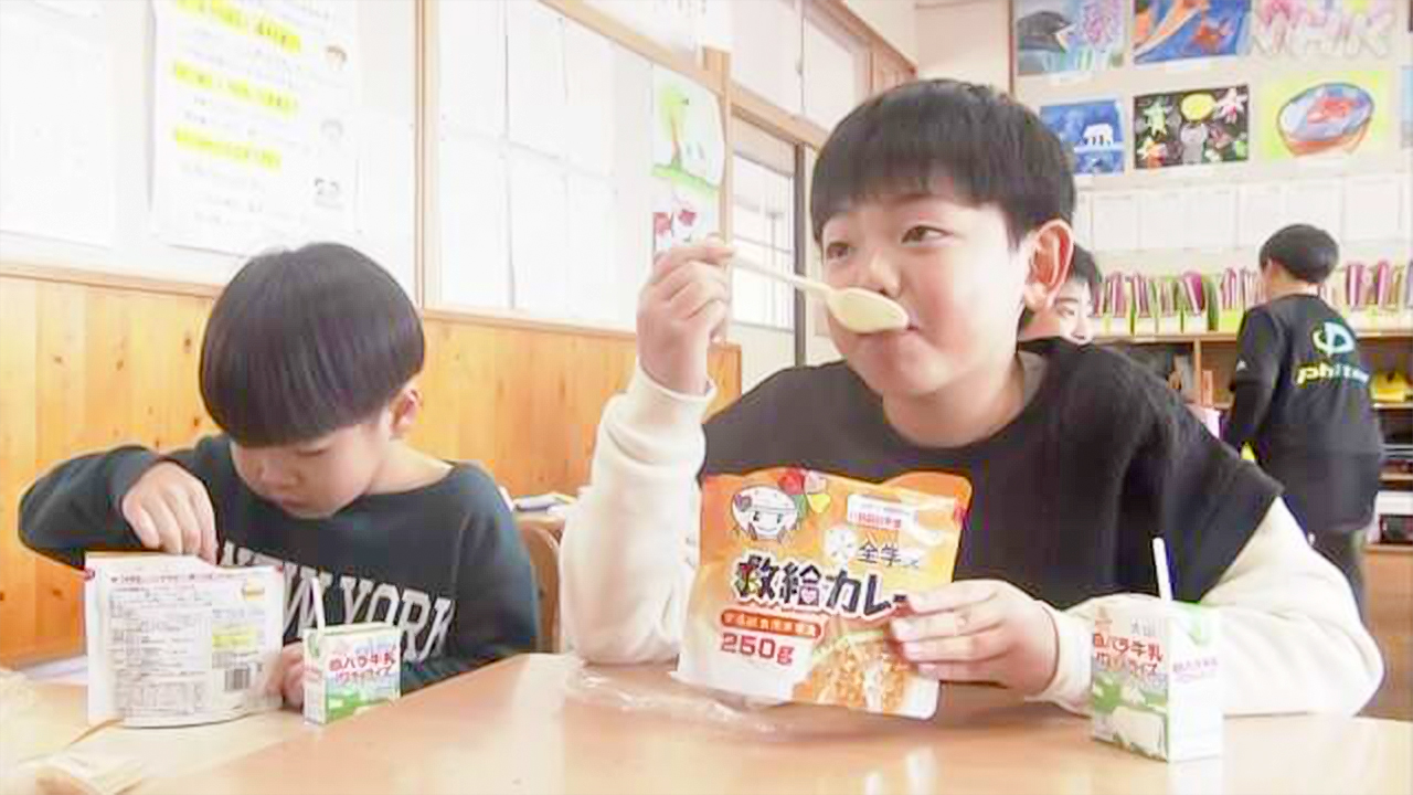 鳥取県地震で水道が止まった町小学校で授業が始まった