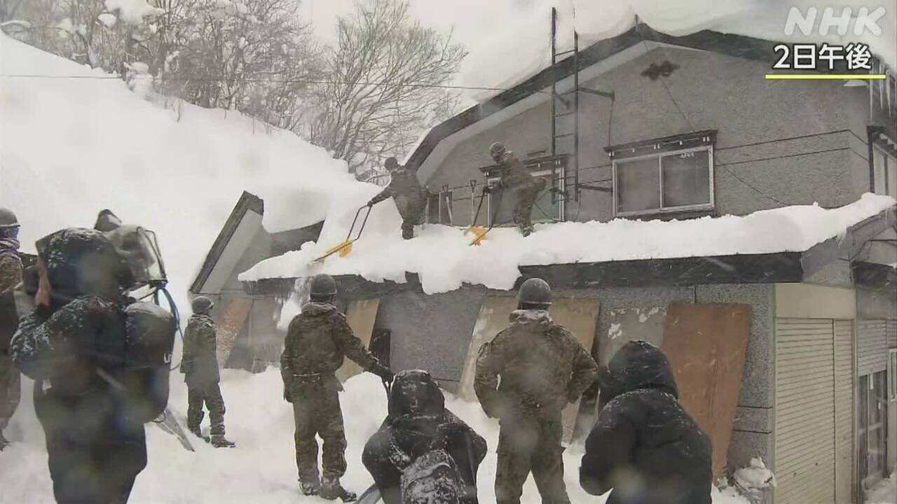 青森県自衛隊がお年寄りの家で雪を片づけるのを手伝った